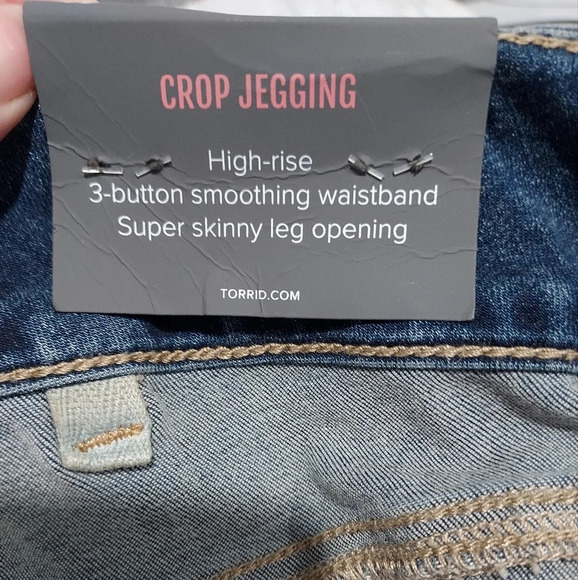 NWOT Torrid Medium/Dark Wash Crop Jegging Super Soft in Size 26 - Picture 12 of 13